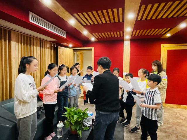 长沙一小学与高校合创歌曲《为世界种下一个梦》，致敬袁隆平
