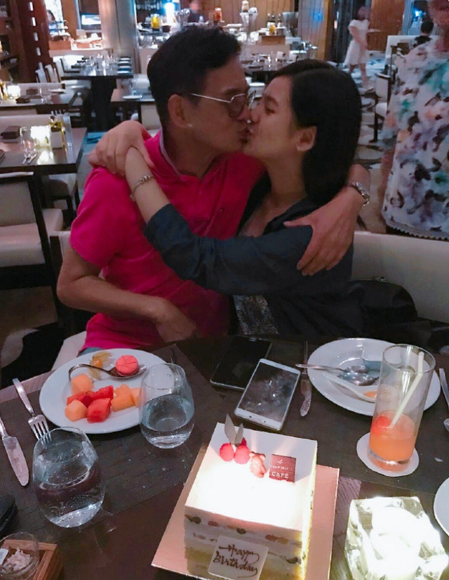 15岁女儿跟爸爸亲嘴，被爸爸强吻，父亲对女儿表达爱意要有边界感