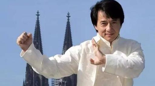 成龙真名陈港生，父亲陈志平曾是戴笠的手下，改名房道龙实属无奈