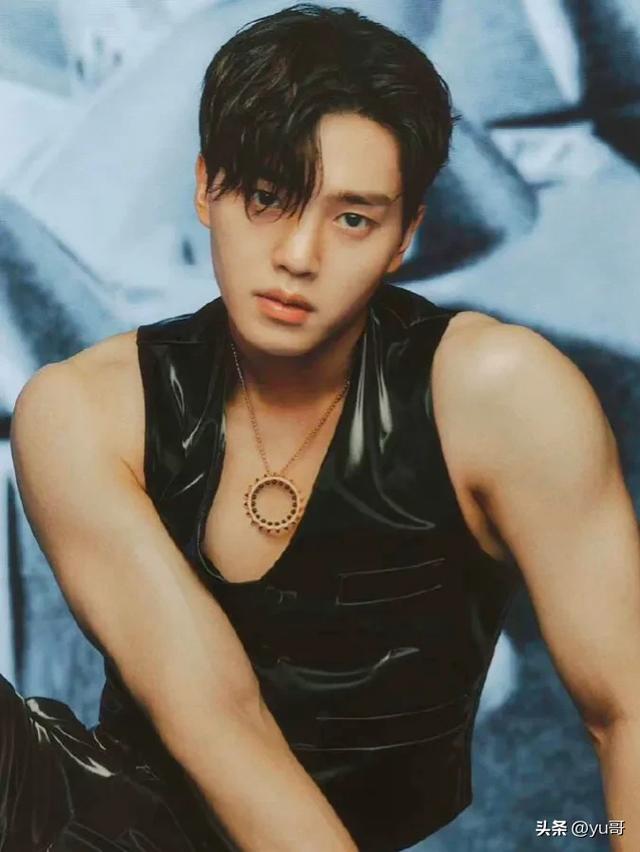 韩国演员宋江即将入伍并分享剃头照，仍然是帅气阳光大男孩