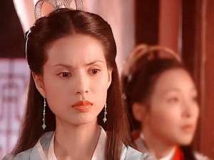 刘亦菲几岁(53岁小龙女不服老，穿吊带装很自信，身材撩人不比刘亦菲差)