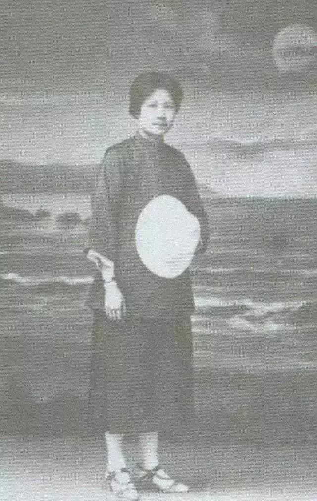 民国另类师生恋：他追到女生家里，其夫拱手让妻，还和他登报交友