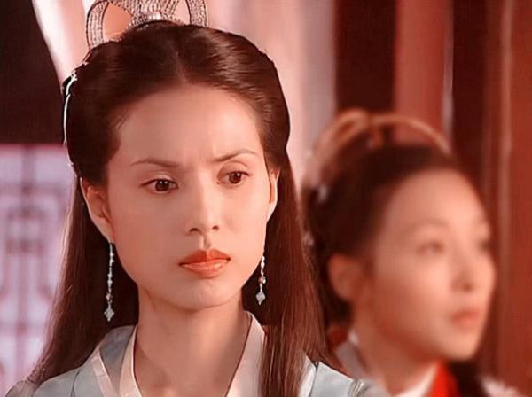 53岁小龙女不服老，穿吊带装很自信，身材撩人不比刘亦菲差