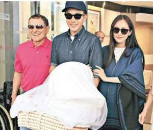 杨幂的女儿(小糯米迎7岁生日，蛋糕立牌暴露父女情，杨幂疑1年未见女儿？)