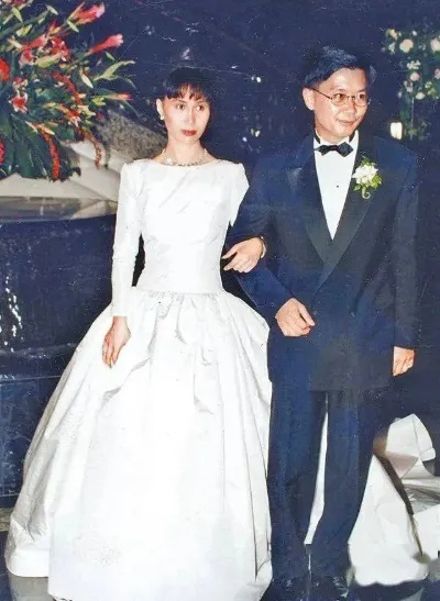 赌王女儿何超凤：52岁被抛弃，百亿身家也难留住爱