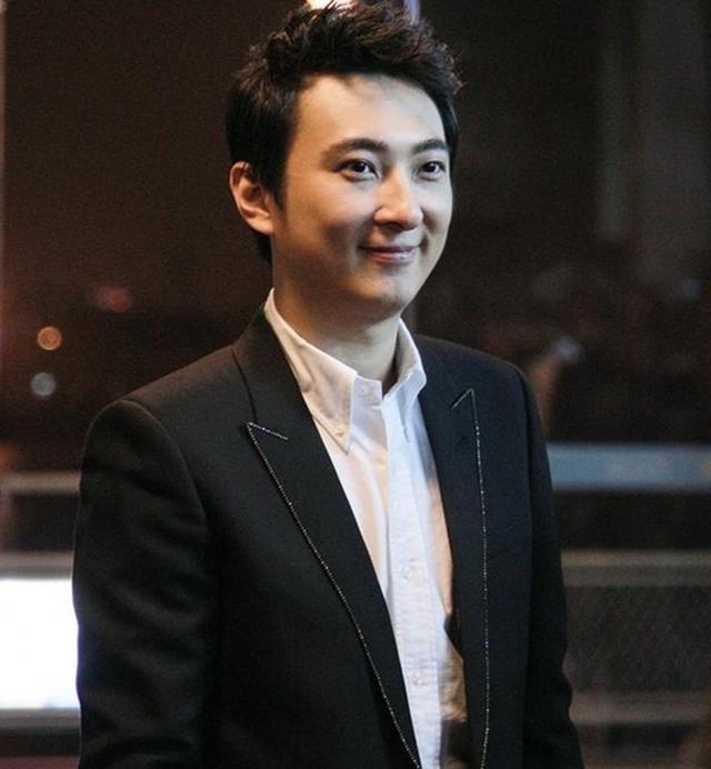 王思聪在海南庆35岁！放烟花笑开怀，20岁女友示爱称他是可爱宝宝