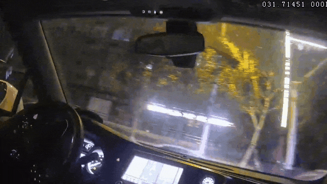 派出所民警值班时的这一幕，令人心疼！