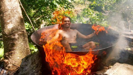 世界上一种奇葩洗浴方式：用铁锅炖自己，没几个人敢轻易尝试