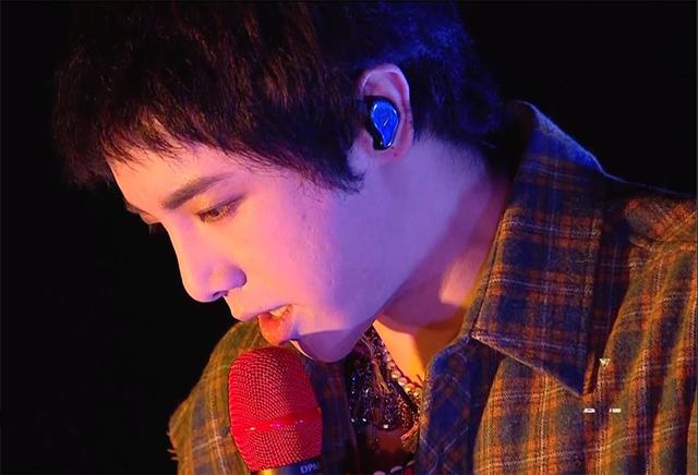 同为快男出道，华晨宇跨年独唱三首歌，他们却要16人合唱一首歌