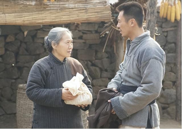 苇青：60岁被儿子带入演艺圈,73岁成“百亿老太”,现在比儿子还红