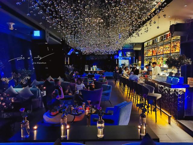 海南三亚最美的网红酒吧，开在“海天盛筵港”旁，游客抢着来打卡