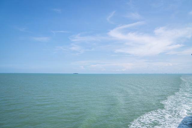 广东到海南岛最便捷的交通方式，四十块钱九十分钟穿越琼州海峡