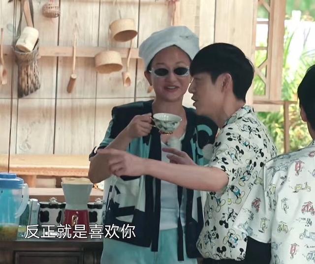 周迅大方素颜出镜，肤质暗沉但紧致，自揭目击黄磊心脏病发被抬走