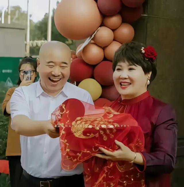 王梓嘉结婚两月，妻子身怀六甲，网友喊话王小利多久看一次孙子