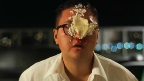 还记得《食神》里的唐牛吗？帮星爷改剧本被逐出师门，现江郎才尽