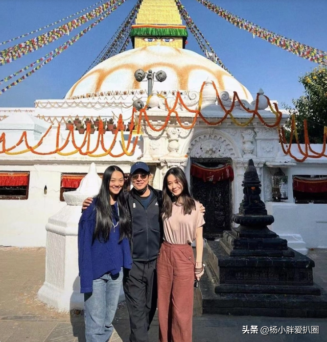 李连杰一家四口国外度假！利智罕见现身，搀扶李连杰散步好恩爱