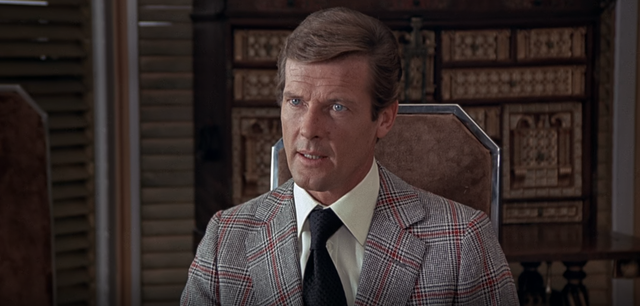 007系列电影第九部《007金枪人》看邦德如何与金枪人周旋