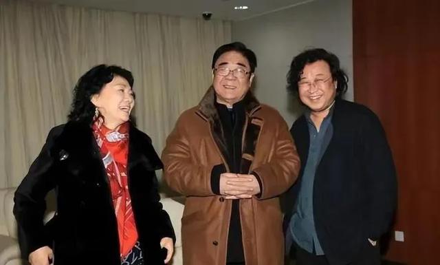 80岁李谷一罕见露脸！已瘦到脱相，与付笛声夫妇相聚，称准备复出