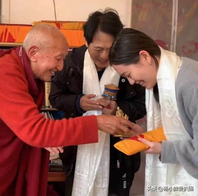 李连杰一家四口国外度假！利智罕见现身，搀扶李连杰散步好恩爱