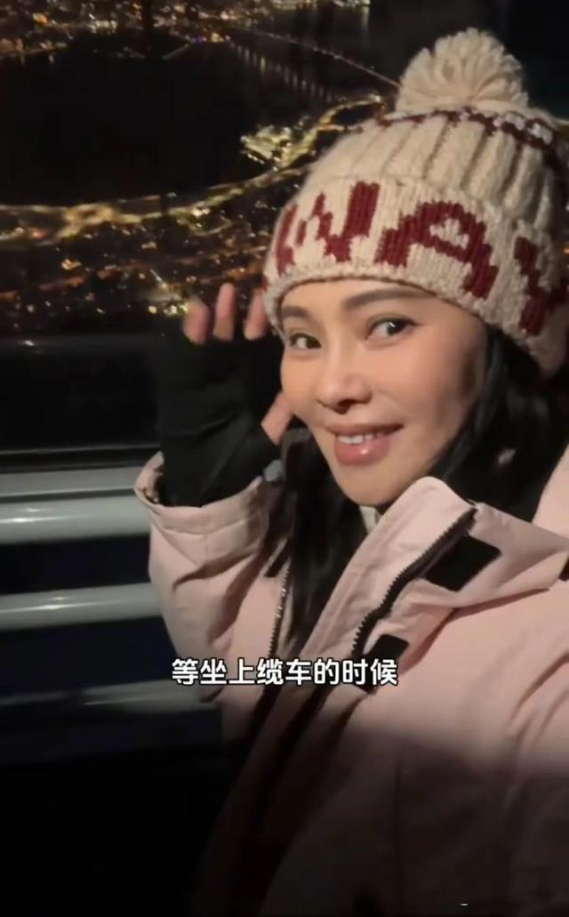 伊能静在挪威看到极光了，婆婆身材发福撑开纽扣，她56像26一样美