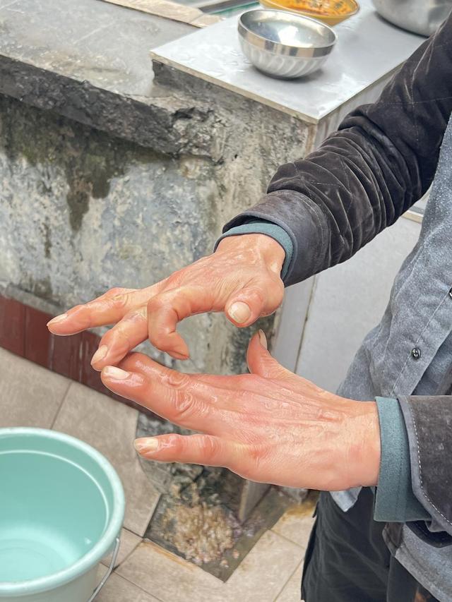 在场丨重庆棒棒父子14年后故地再拍合照，59岁冉光辉谈“棒棒人生”：会接着干