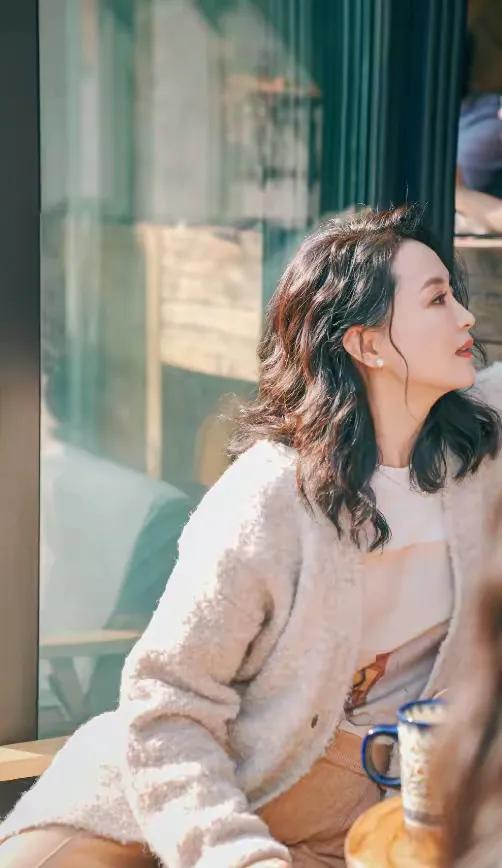 王艳：豪门贵妇的时尚蜕变，50岁再绽新光彩