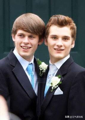 互啃(辣眼睛两男子在地铁上做出不雅举动互啃互摸，上演限制级画面)