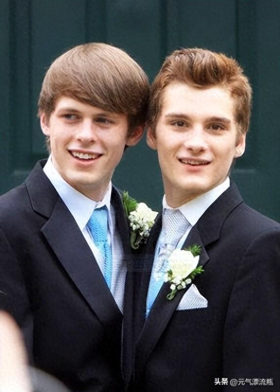 辣眼睛！两男子在地铁上做出不雅举动互啃互摸，上演限制级画面！