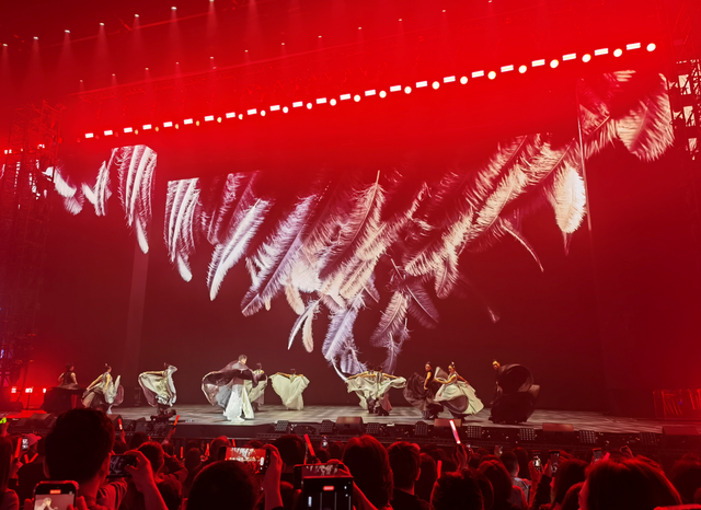 刘德华演唱会实录：表演滑跪失败，甄子丹舒淇任达华台下蹦迪