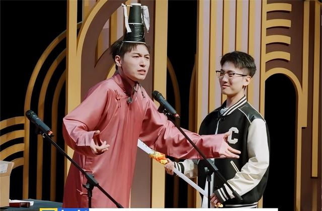 斗笑社3：孟鹤堂搭档烧饼再拿第一，女弟子赵芸一踢馆欠点火候