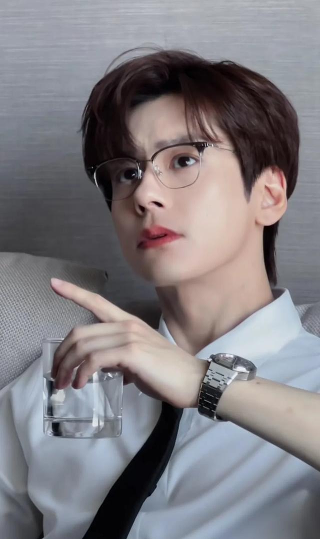 看了《国色芳华》才被帅到新生小生魏哲鸣你喜欢吗？