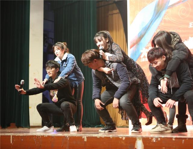 《大闹天竺》南京站 柳岩：夺白客小岳岳银幕初吻