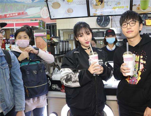 《大闹天竺》南京站 柳岩：夺白客小岳岳银幕初吻