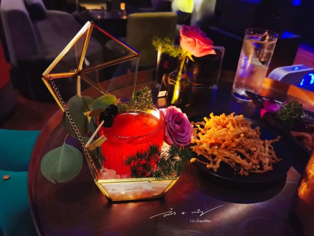 海南三亚最美的网红酒吧，开在“海天盛筵港”旁，游客抢着来打卡