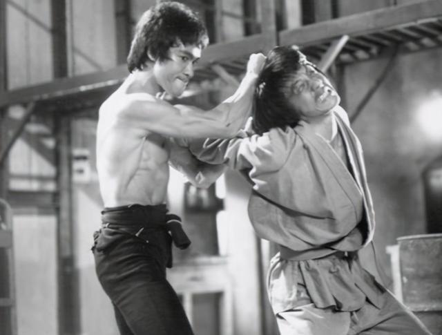 成龙真名陈港生，父亲陈志平曾是戴笠的手下，改名房道龙实属无奈