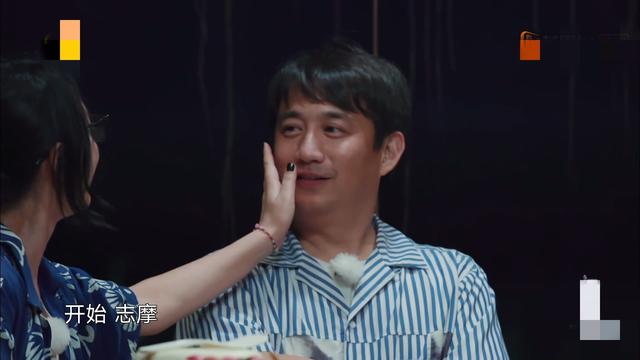 周迅大方素颜出镜，肤质暗沉但紧致，自揭目击黄磊心脏病发被抬走