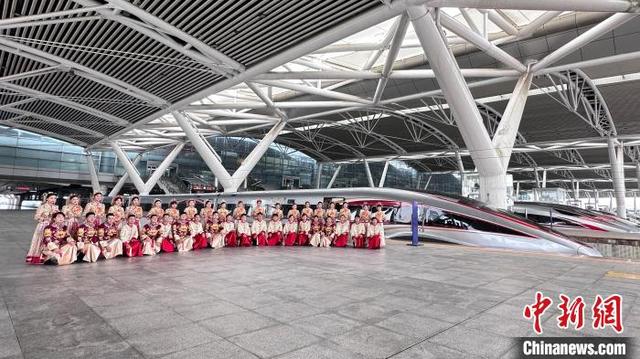 心动520，“复兴号”见证20对铁路青年幸福时刻