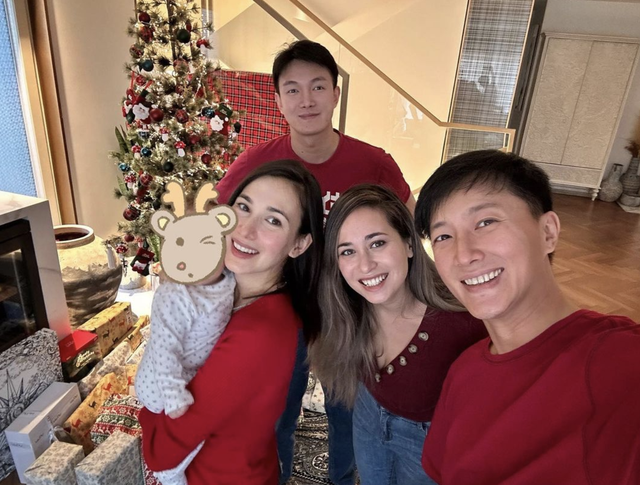 卢靖姗圣诞节分享全家福,与韩庚穿情侣装,女儿继承爸爸的大长腿