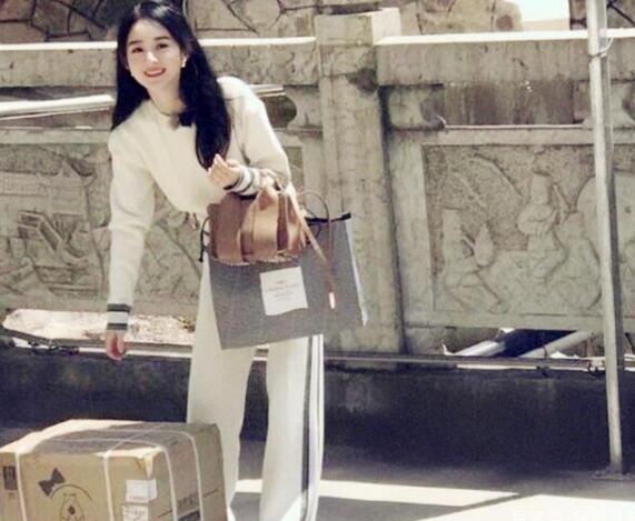 34岁赵丽颖为新剧增肥，模样大变认不出，保持圆润敬业拍戏推掉红毯