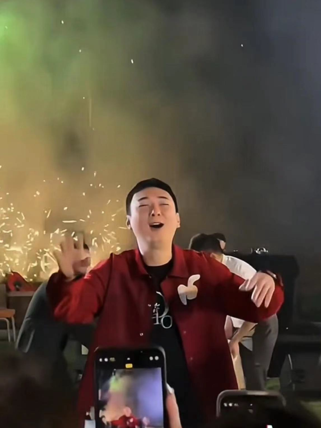 王思聪在海南庆35岁！放烟花笑开怀，20岁女友示爱称他是可爱宝宝