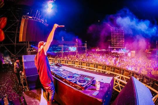 全球顶尖DJ汇聚成都 用电音点燃冬日里的热情