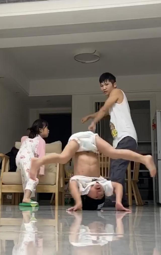 常德4岁小孩穿尿不湿和旋转陀螺比赛街舞，网友：在控不住尿的年纪控住了“舞池”