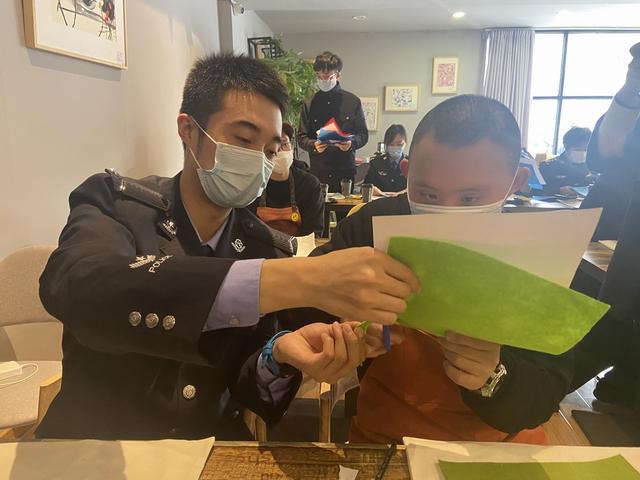 她是孩子口中的“大妈妈”，把咖啡馆外更多的美好带给他们