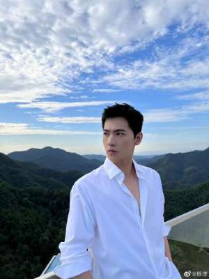 杨洋的身高(180惨变172？杨洋被质疑谎报身高，圈内化妆师发声：他不矮，见到他的时候穿着拖鞋，我1