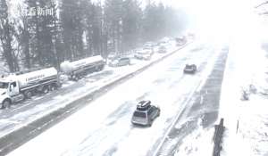 相撞(百余辆车相撞美俄勒冈州一高速路发生连环车祸)