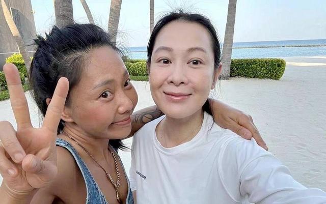 55岁刘若英罕见携儿子现身，9岁帅气又瘦又高性格开朗，星范十足