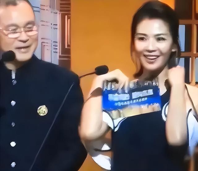 尴尬！刘涛走光事件引网友热议，公众希望明星把握形象与尺度平衡