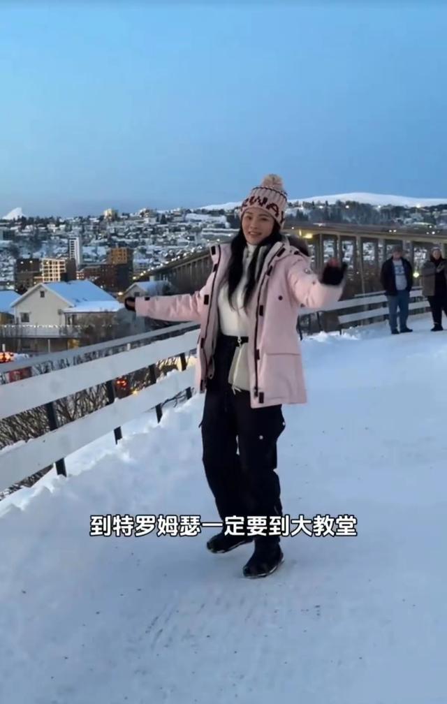 伊能静在挪威看到极光了，婆婆身材发福撑开纽扣，她56像26一样美