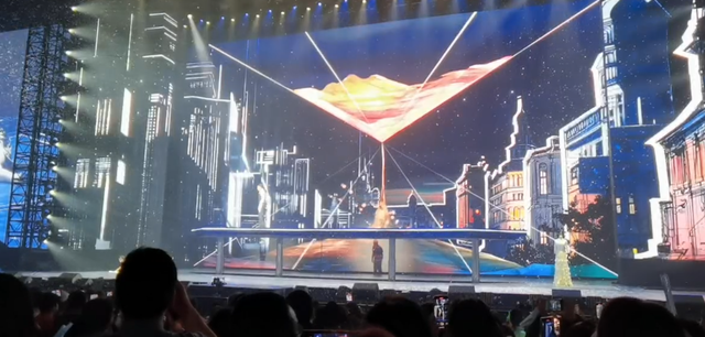 刘德华演唱会实录：表演滑跪失败，甄子丹舒淇任达华台下蹦迪