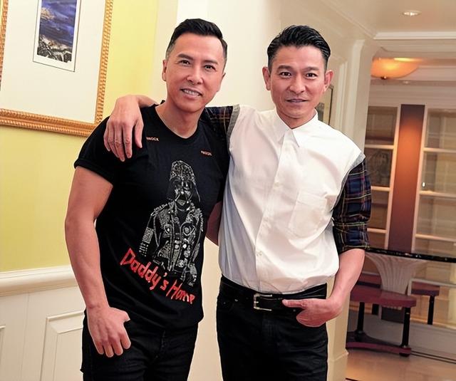 刘德华演唱会实录：表演滑跪失败，甄子丹舒淇任达华台下蹦迪